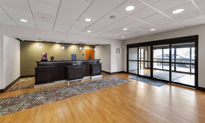 Nanuet Hotel | Relax at Hampton Inn Nanuet with Pool & Family-Friendly Amenities