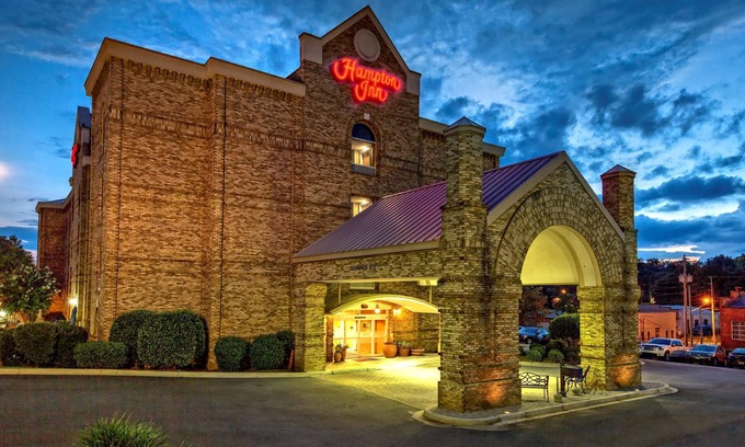 Newberry Hotel | Cozy Stay at Hampton Inn Newberry-Opera House with Pool