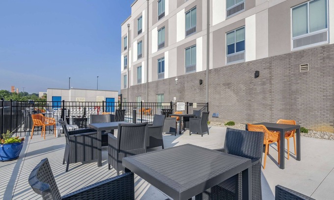 Nicholasville Hotel | Discover Hampton Inn Nicholasville with Pool & Family Amenities