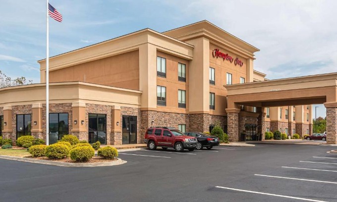 Oak Grove Hotel | Relax at Hampton Inn Oak Grove Fort Campbell with Pool Access