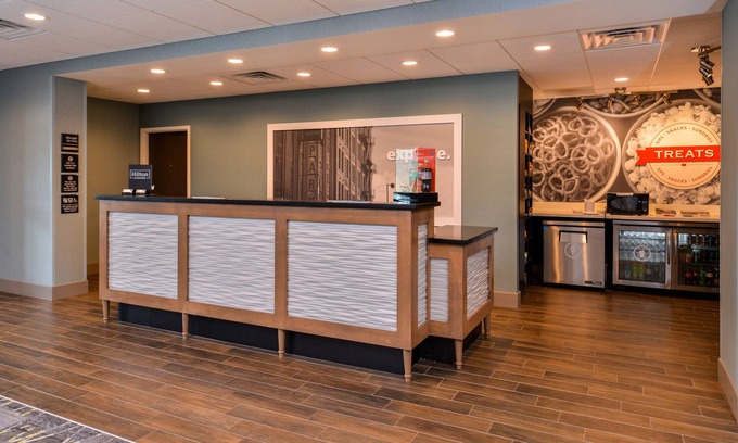Carter Lake Hotel | Eco-Friendly Comfort at Hampton Inn Omaha Airport