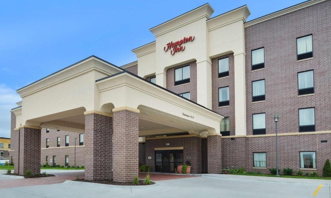 Aksarben - Elmwood Park Hotel | Discover Hampton Inn Omaha Midtown-Aksarben: Pet-Friendly Retreat