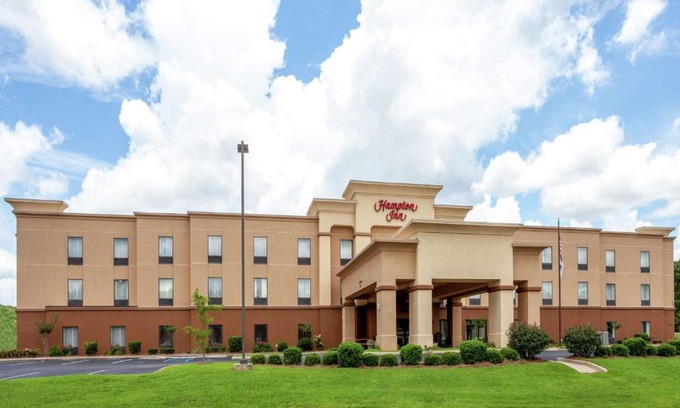 Ozark Hotel | Welcoming Hampton Inn Ozark: Pool & Family-Friendly Stay