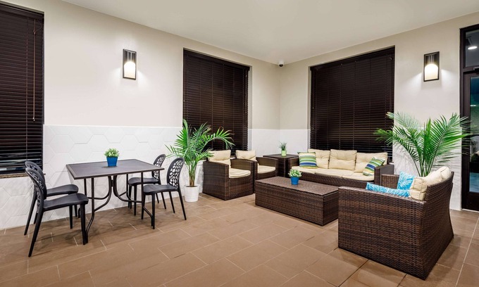 Fort Lee - Paramus Hotel | Top-Rated Hampton Inn Paramus with Pool & Family Amenities