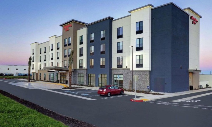 Patterson Hotel | Family-Friendly Stay at Hampton Inn Patterson, CA with Pool