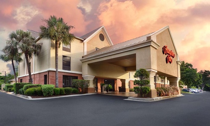 Litchfield by the Sea Hotel | Inviting Stay at Hampton Inn Pawleys Island with Pool & Family Amenities