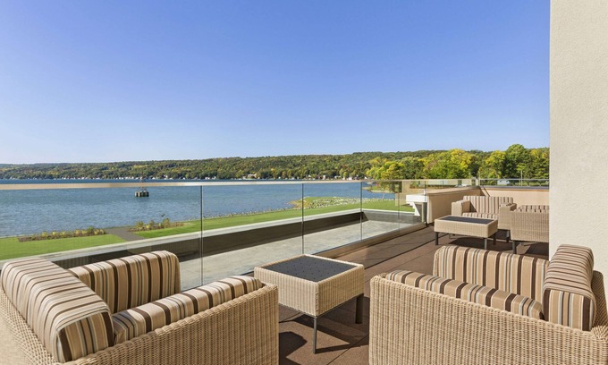 Penn Yan Hotel | Experience Comfort at Hampton Inn Penn Yan with Pool & Spa