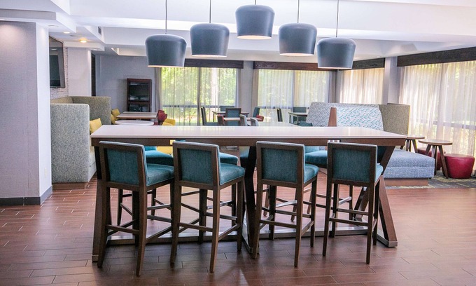 Pickwick Dam Hotel | Unwind at Hampton Inn Pickwick Dam with Pool & Breakfast