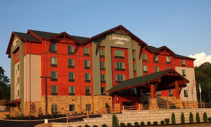 Pigeon Forge Hotel | Pet-Friendly Retreat at Hampton Inn Pigeon Forge with Pool
