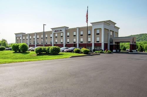 Pine Grove Hotel | Pet-Friendly Getaway at Hampton Inn Pine Grove with Pool