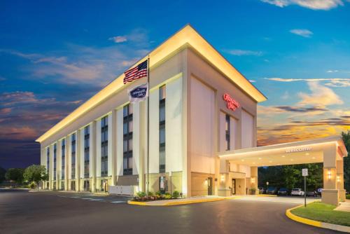 Plymouth Meeting Hotel | Family-Friendly Hampton Inn Plymouth Meeting with Pool & Views