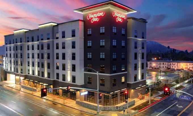 Downtown Riverside Hotel | Discover Hampton Inn Riverside Downtown: Family-Friendly Getaway
