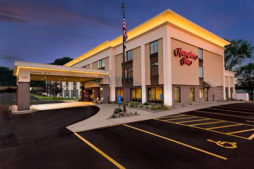 Rochester Hotel | Ideal Hampton Inn Rochester: Family-Friendly with Pool Access