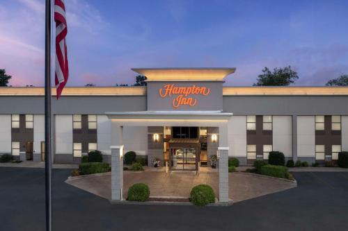Russellville Hotel | Relax at Hampton Inn Russellville with Pool & Hot Tub