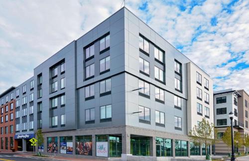 Salem Hotel | Discover Hampton Inn Salem, MA: Pet-Friendly & Pool Access