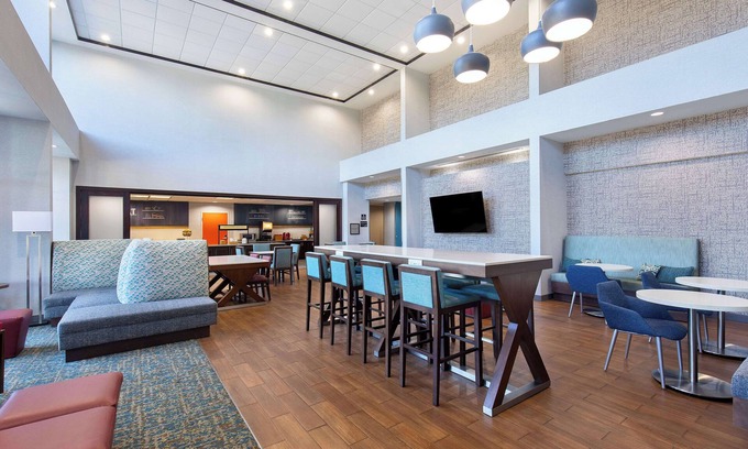Selma Hotel | Cozy Getaway at Hampton Inn Selma with Pool & Spa