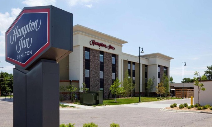 Spicer Hotel | Pet-Friendly Retreat at Hampton Inn Spicer Green Lake