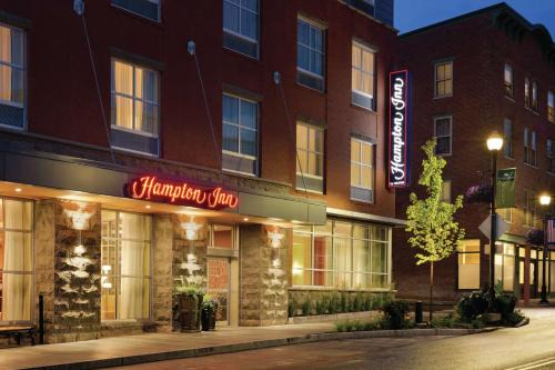 St. Albans Hotel | Discover Hampton Inn, St. Albans: Family-Friendly Comfort