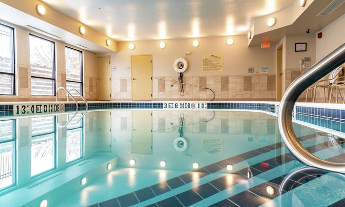 St. Joseph Hotel | Discover Hampton Inn St. Joseph with Pool and Breakfast