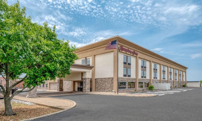 Collinsville Hotel | Pet-Friendly Getaway at Hampton Inn St. Louis/Collinsville