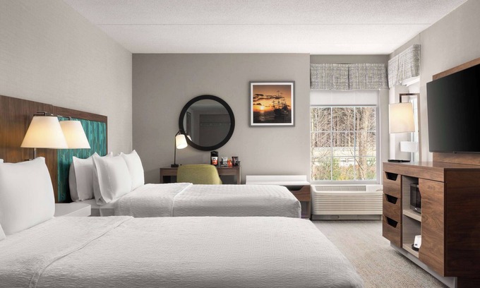 Sturbridge Hotel | Relax at Hampton Inn Sturbridge with Pool and Spa Access
