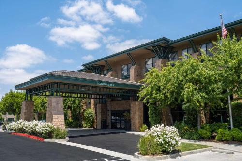 Agoura Hills Hotel | Pet-Friendly Retreat with Ocean Views at Hampton Inn & Suites