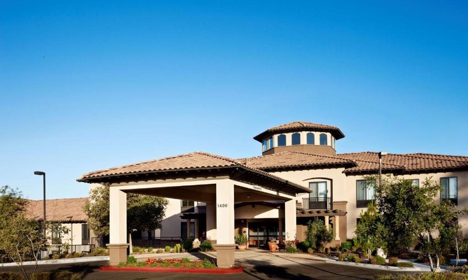 Arroyo Grande Hotel | Pet-Friendly Retreat at Hampton Inn & Suites Arroyo Grande