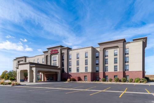 Brookings Hotel | Inviting Hampton Inn & Suites Brookings with Pool & Spa