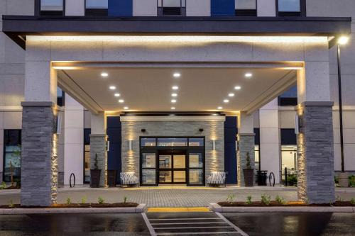 Burlington Hotel | Inviting Hampton Inn & Suites Burlington: Pet-Friendly Escape
