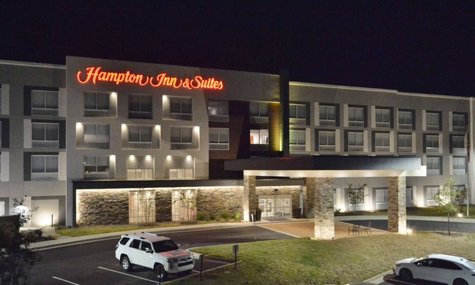 Paw Creek Hotel | Pet-Friendly Hampton Inn & Suites in Charlotte with Pool