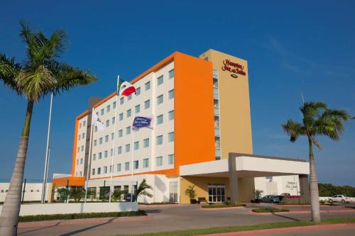 Paraiso Hotel | Beachfront Bliss at Hampton Inn & Suites by Hilton Paraiso