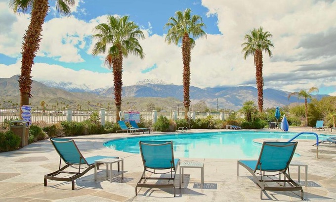 Cathedral City Resort | Relax at Hampton Inn & Suites Cathedral City with Ocean Views