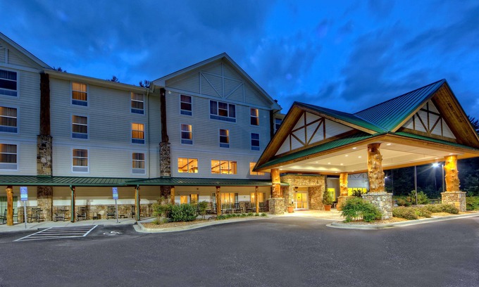 Sapphire Hotel | Welcoming Hampton Inn & Suites in Cashiers Sapphire Valley