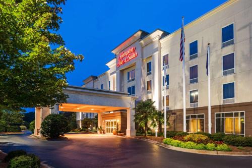 Clinton Hotel | Discover Hampton Inn & Suites Clinton: Pet-Friendly Retreat