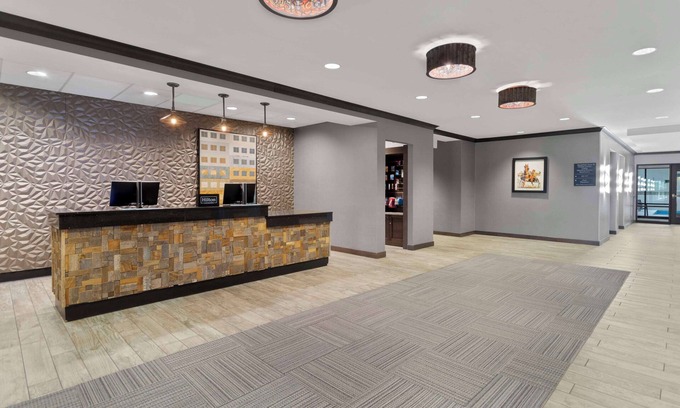 Columbus Hotel | Experience Comfort at Hampton Inn & Suites Columbus Scioto Downs