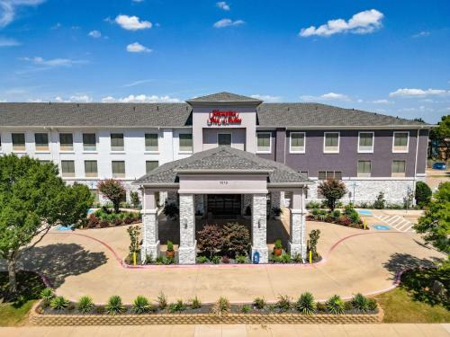 Denton Hotel | Inviting Hampton Inn & Suites Denton with Pool Access