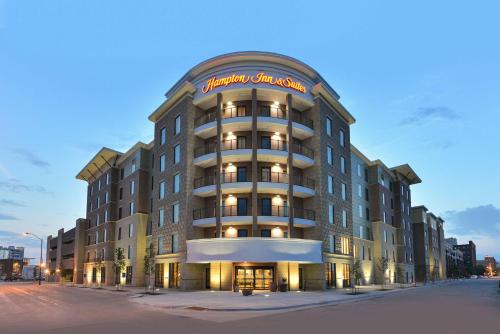 Court Avenue Entertainment District Hotel | Discover Hampton Inn & Suites in Downtown Des Moines
