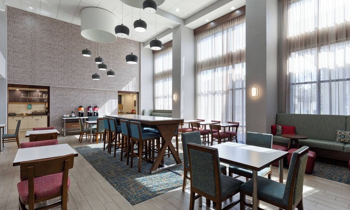 Dothan Hotel | Discover Hampton Inn & Suites Dothan: Cozy Amenities Await
