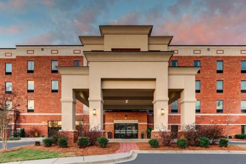 Hartsville Hotel | Pet Friendly Retreat at Hampton Inn & Suites - Hartsville, SC