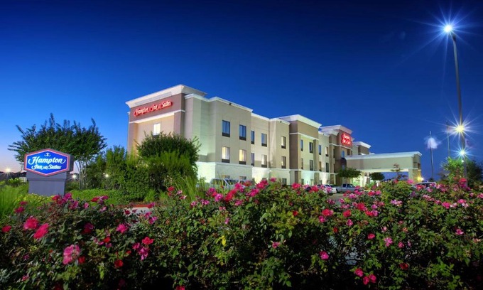 Rosenberg Hotel | Pet Friendly Getaway at Hampton Inn & Suites Rosenberg