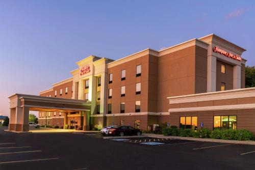 Marshalltown Hotel | Welcoming Hampton Inn & Suites Marshalltown with Pool Access