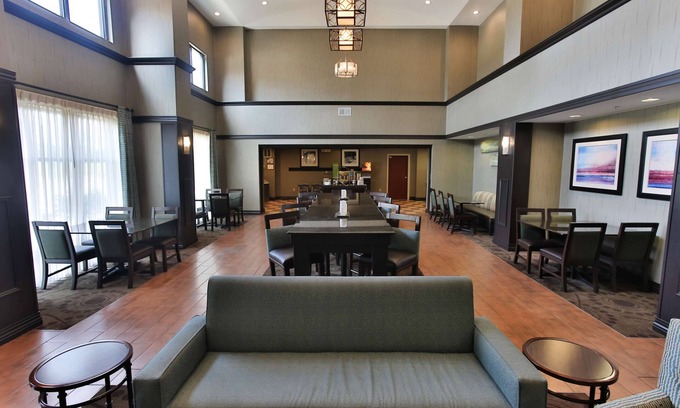 Middlebury Hotel | Discover Hampton Inn & Suites Middlebury with Pool & Spa