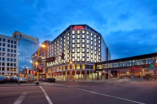 Downtown West Hotel | Comfortable Stay at Hampton Inn & Suites - Minneapolis/Downtown