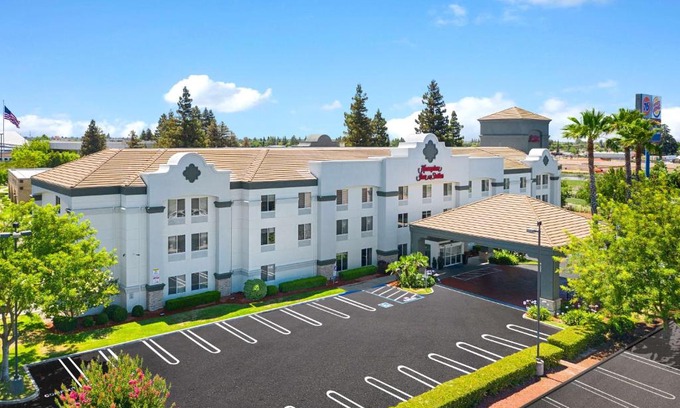 Salida Hotel | Discover Pet-Friendly Comfort at Hampton Inn & Suites Modesto