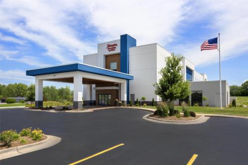 Quad Cities Hotel | Pet-Friendly Retreat Near Quad City International Airport
