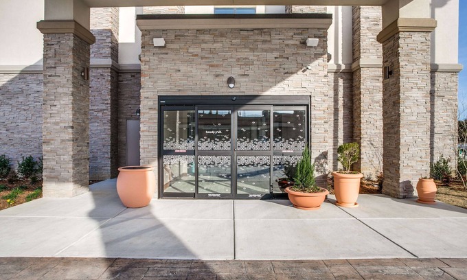Vickery Meadow Hotel | Comfortable Hampton Inn & Suites Near North Park Attractions