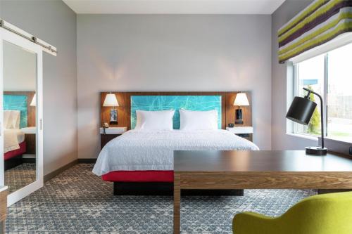New Stanton Hotel | Inviting Hampton Inn & Suites Pittsburgh: Family-Friendly Stay