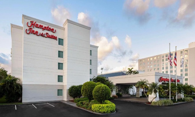 Isla Verde Hotel | Experience Hampton Inn & Suites San Juan with Ocean Views