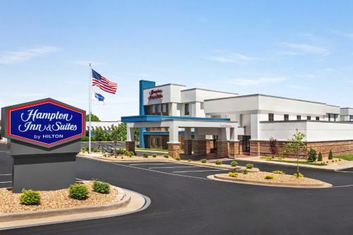 Springfield Hotel | Family-Friendly Hampton Inn & Suites Springfield Awaits