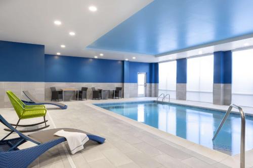 St. Charles Hotel | Pet-Friendly Hampton Inn & Suites in St Charles - 8.7/10